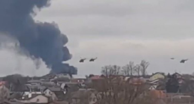 Руските войски са близо до украинската столица Киев.Руски хеликоптери обстрелват