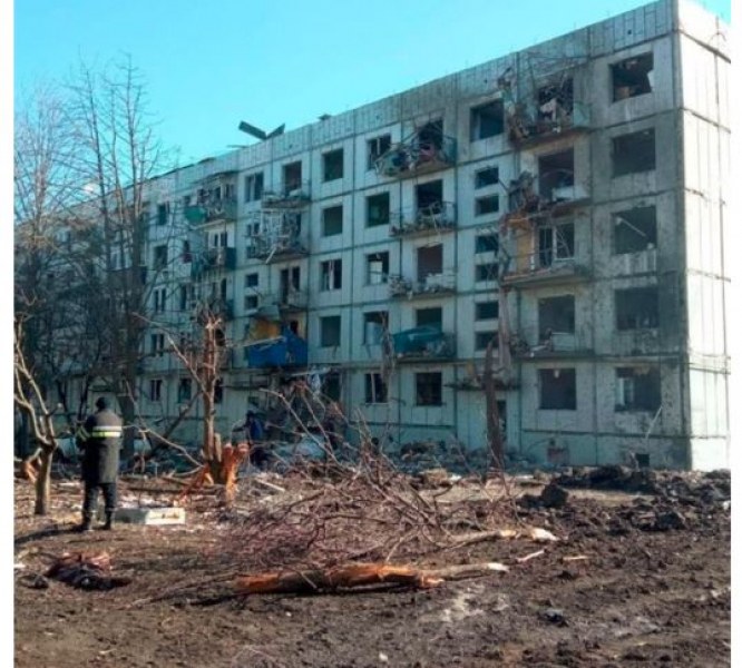 Снаряд удари жилищен блок в Украйна, има загинало дете! СНИМКИ