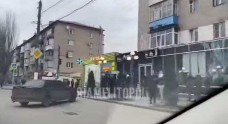 Украинци на опашки по бензиностанции и банкомати. Запасяват се! ВИДЕО