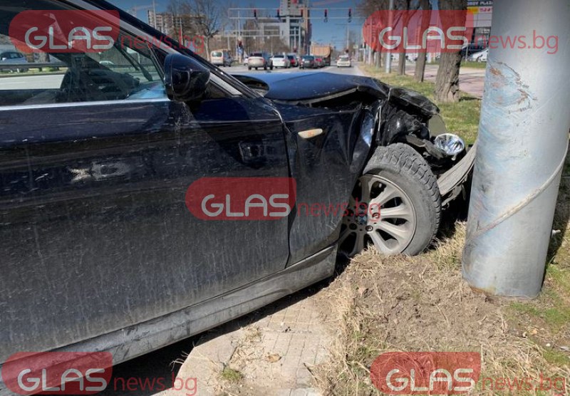 БМВ се вряза в стълб в Пловдив, шофьора го няма СНИМКИ