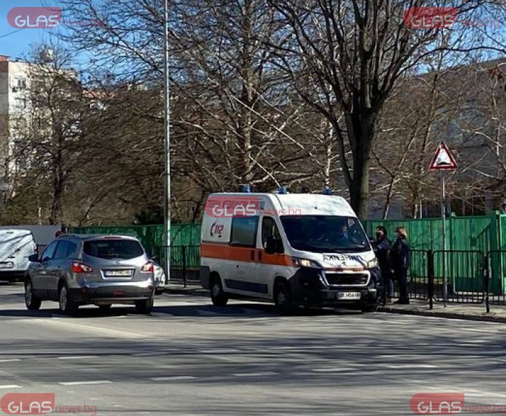 Мъж почина на улица в Пловдив. На място има линейка и полиция СНИМКИ