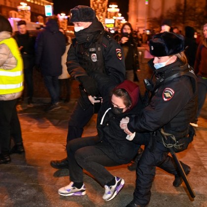 Протести срещу нахлуването в Украйна бяха организирани в Русия Полицията