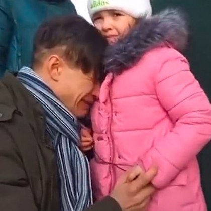 Видео с украински баща който се сбогува с дъщеря преди