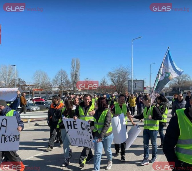 Пловдивчани на протест срещу разбитото Рогошко шосе. Затвориха оживен път СНИМКИ