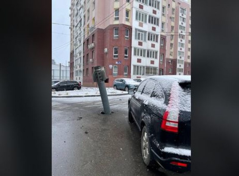 Снаряди се врязаха в центъра на Харков - не избухнаха СНИМКИ