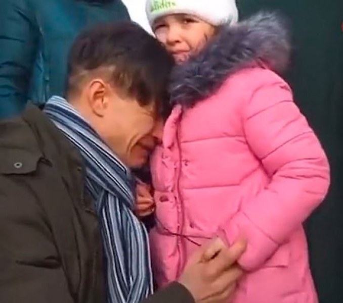 Заминаващо от Украйна момиченце прегръща баща си, който не може да тръгне ВИДЕО
