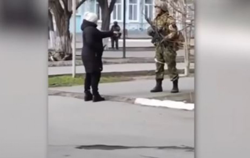 Жена се скара на руски войник, а танк прегази кола ВИДЕО
