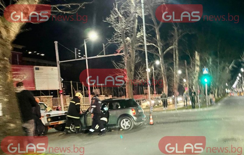 Пожарна блъсна кола в Пловдив! Режат вратата на шофьорката СНИМКИ