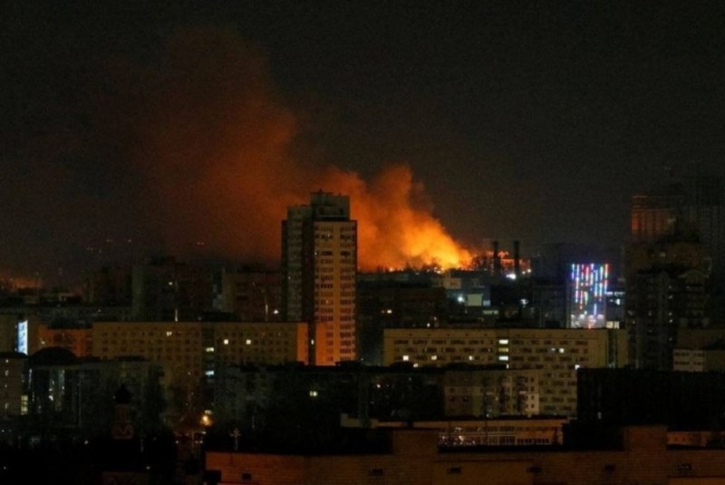 Трета сутрин украинската столица се буди под обстрел. В града