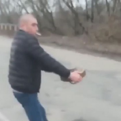 Украинец пренесе мина с голи ръце, а в устата му - цигара ВИДЕО