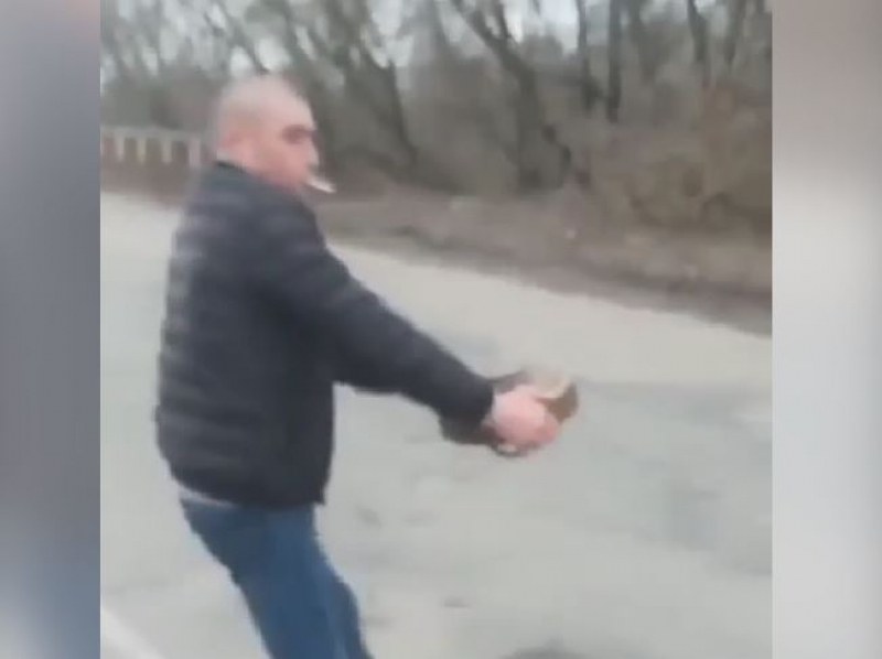 Украинец пренесе мина с голи ръце, а в устата му - цигара ВИДЕО