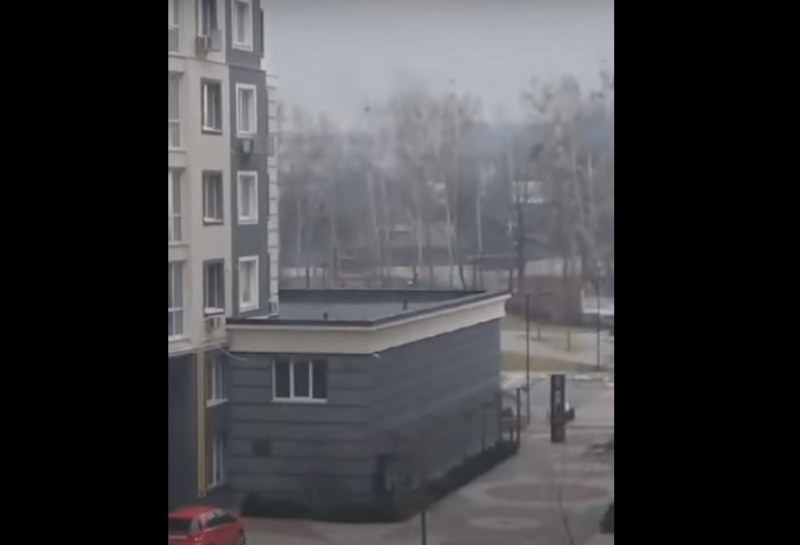 Снарад се вряза в блок в украинския град Буча. Няма данни за жертви ВИДЕО