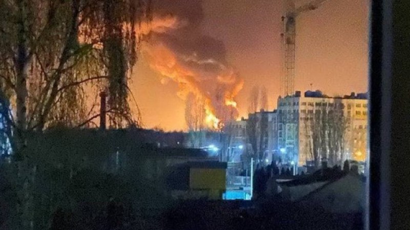 Трета нощ боеве: Руска балистична ракета удари нефтобаза до Киев ВИДЕО