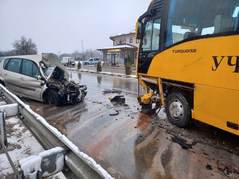 Кола се блъсна челно в училищен автобус, има жертва