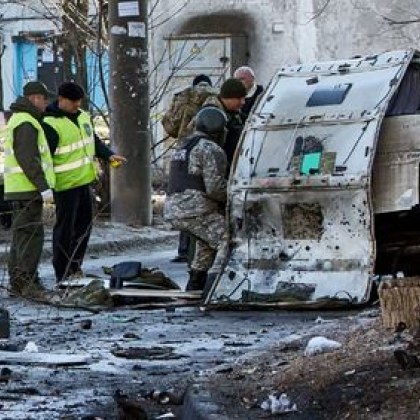 Десетки са убити при бомбардировка в Харков, снаряд откъсна крака на жена
