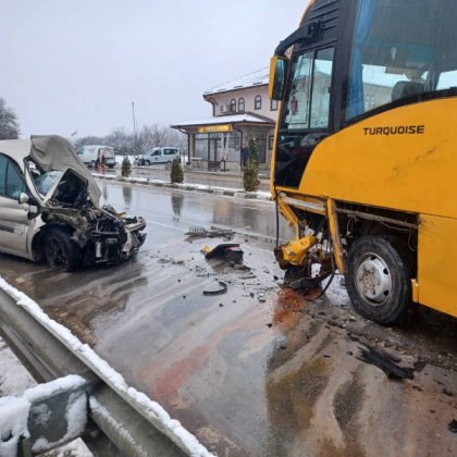 Мъж е загинал в инцидент с ученически автобус по пътя