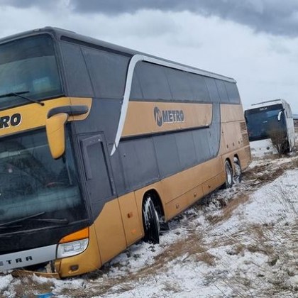 Ураганен вятър в района на Мъглиж прати два пътнически автобуса