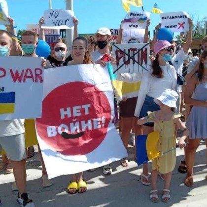 Войната разделя но и обединява хората Украински и руски граждани