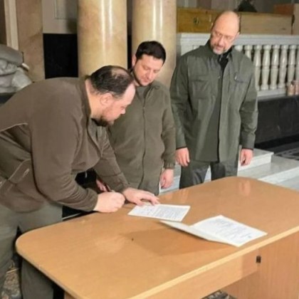 Зеленски подписа заявление за присъединяване на Украйна към ЕС