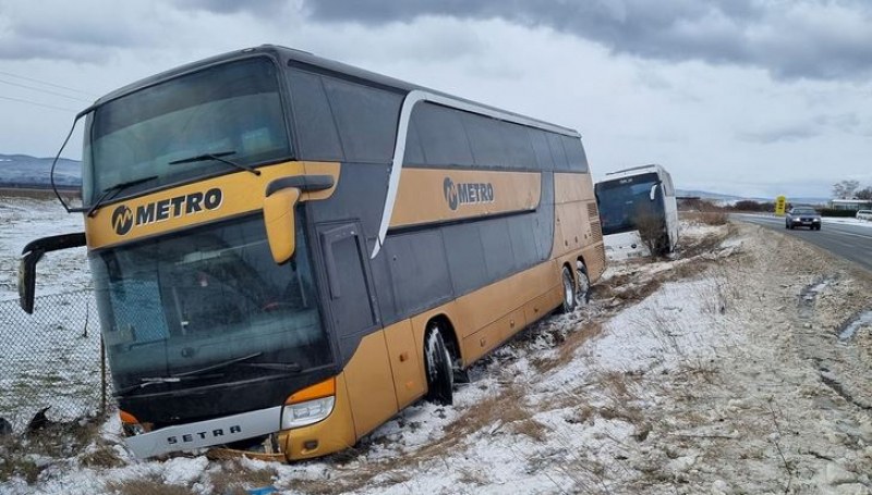 Мощен вятър прати два автобуса в канавката на Подбалканския път СНИМКИ