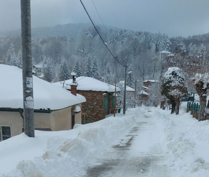 Усложнена е пътната обстановка в страната. Обилните снеговалежи и силен