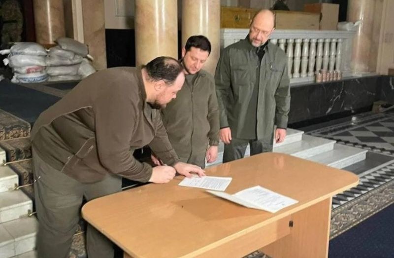 Зеленски подписа заявление за присъединяване на Украйна към ЕС