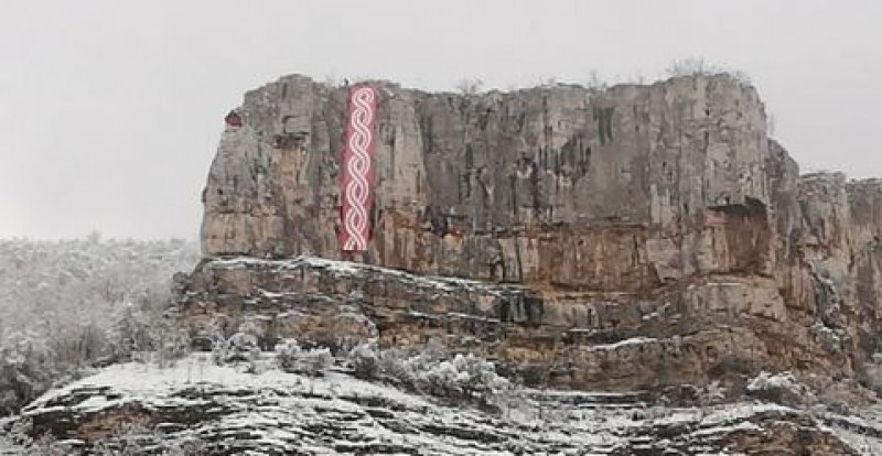 30-метрова мартеница краси скали, а в Оряхово опитаха да поставят рекорд СНИМКИ
