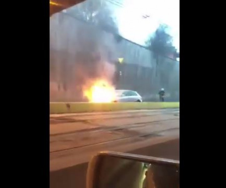 Кола се подпали преди тунел в София ВИДЕО