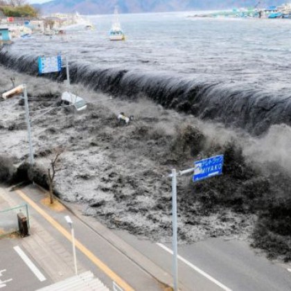 През 2004 г цунами предизвикано от подводно земетресение с магнитуд
