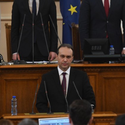 Народното събрание освободи Стефан Янев като министър на отбраната и