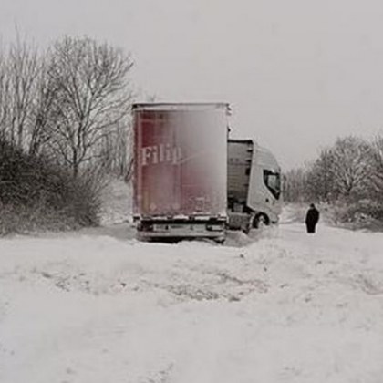 Евакуираха възрастни и деца, закъсали в преспите