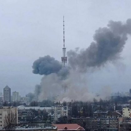 Снаряд удари телевизионната кула на Киев ВИДЕО