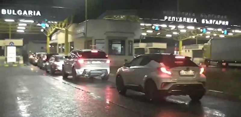 Натоварен е трафикът на ГКПП „Дунав мост”, евакуираните от Киев българи пътуват към страната