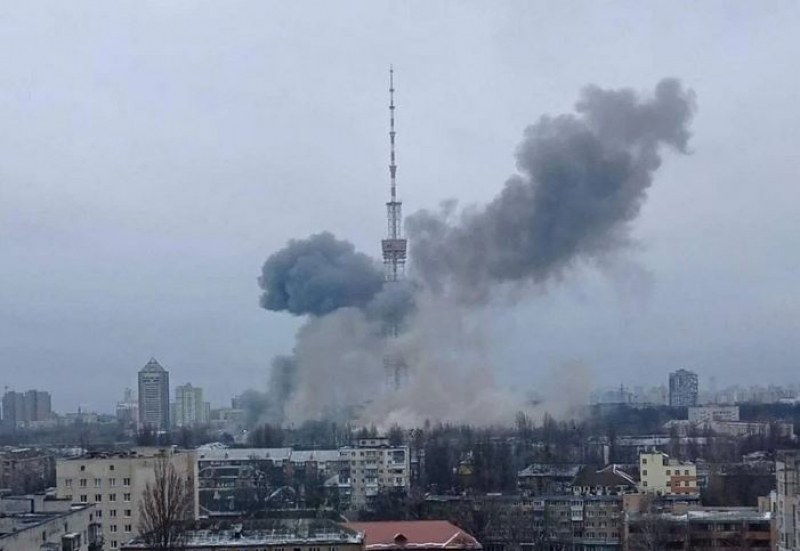 Снаряд удари телевизионната кула на Киев ВИДЕО