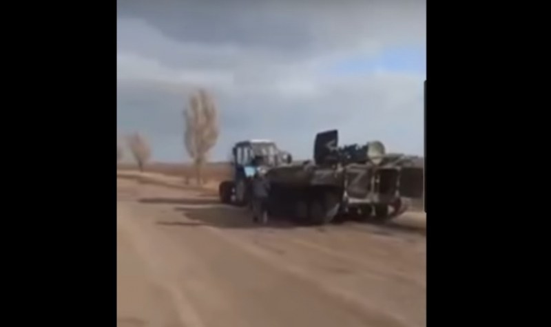 Абсурд насред война – украински роми свиха руски танк с трактор! ВИДЕО