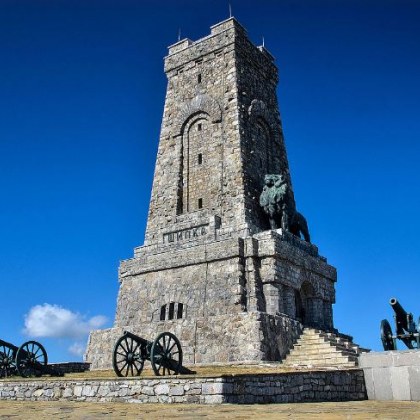 Мономентът на връх Шипка е най величествениия паметник издигнат в чест