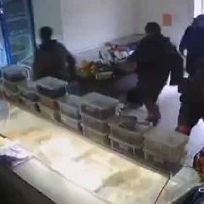 Прегладнели или полудели? Руски войници грабят украинска бакалия ВИДЕО