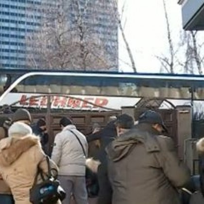 Колоната от автобуси с българи които се евакуират от Украйна