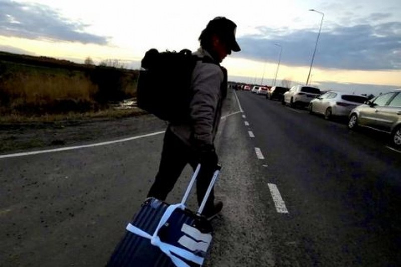 С раница на гръб Шон Пен напусна Киев пеша. Звезди изказаха съпричастност към Украйна