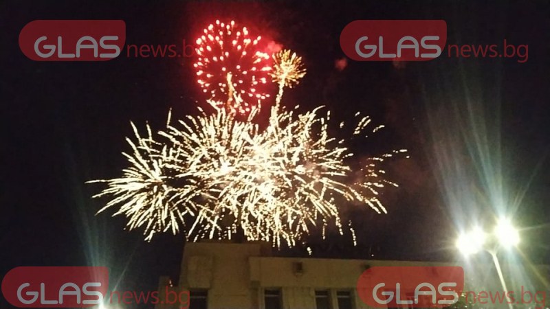 144 години от Освобождението! Тържествена заря освети небето над Пловдив  СНИМКИ