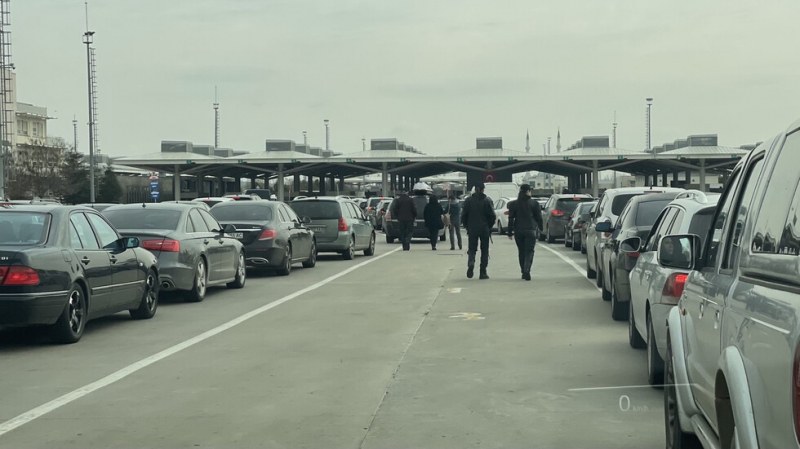 Хиляди българи се редят на опашка с автомобилите си, за