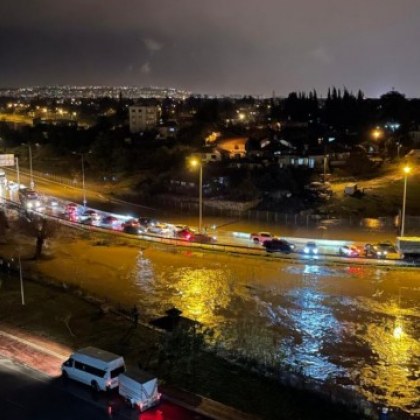 Силна буря в турския средиземноморски окръг Анталия причини наводнения и