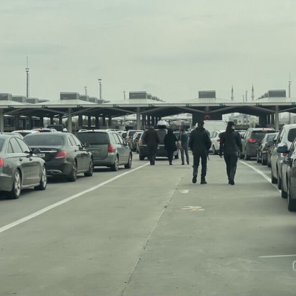 Хиляди българи се редят на опашка с автомобилите си за