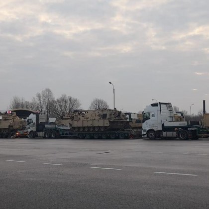 Колони от камиони които превозват танкове са засечени из страната