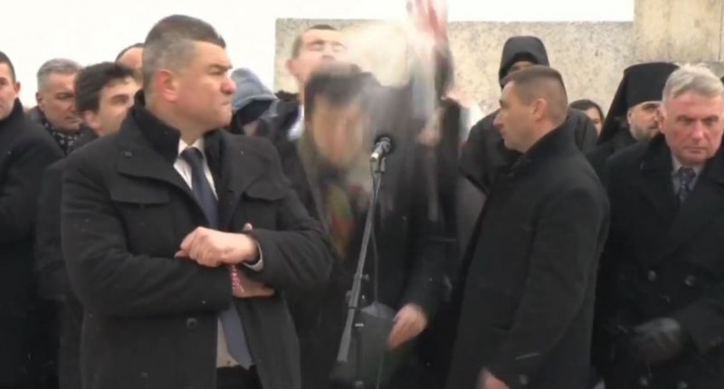 Напрежение на Шипка: Освиркаха Кирил Петков, замериха го със снежна топка