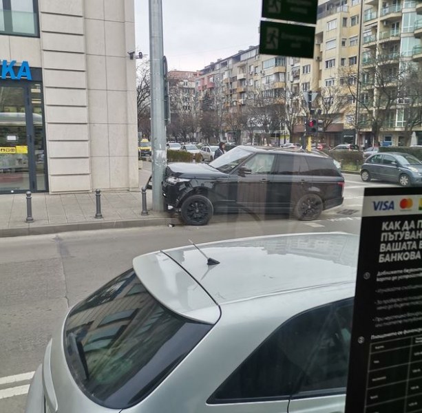 Джип се блъсна в стъб в София СНИМКА
