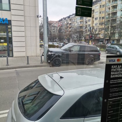 Луксозен джип е катастрофирал днес в София Автомобилът се е