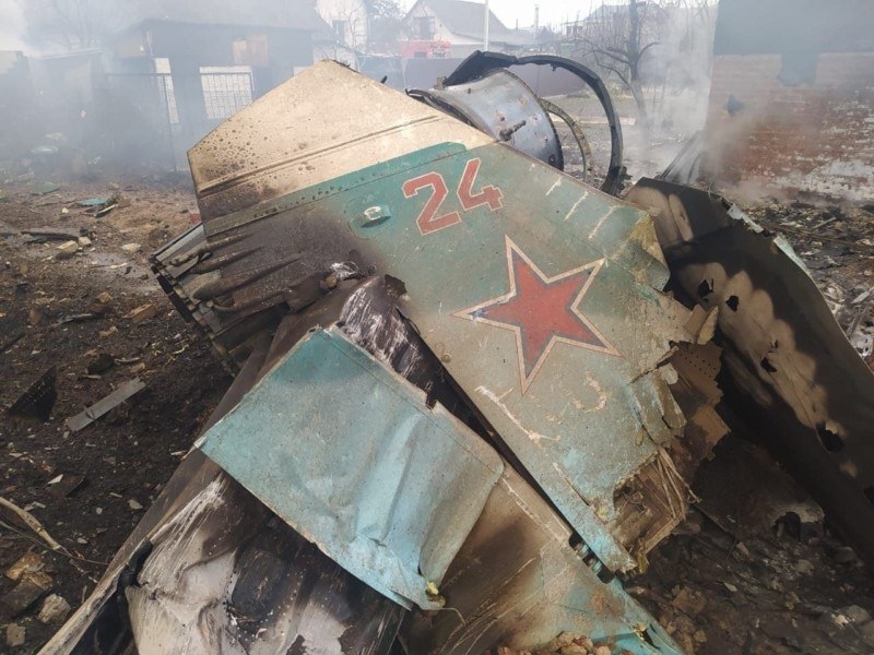 Украински военни свалиха руски самолет край Чернигов. Пилот е загинал, друг е задържан СНИМКИ