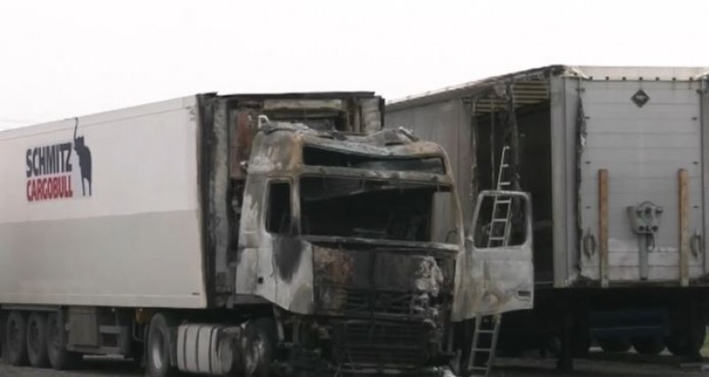 Запалиха камион и коли на служители на МВР