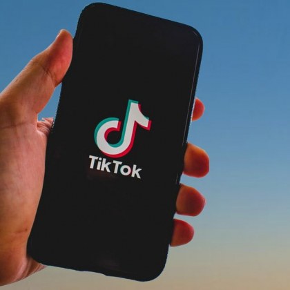 Социалната мрежа TikTok временно спира работа в Русия заради закона за фалшивите